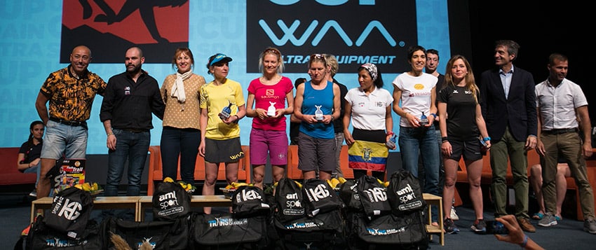 Siegerehrung mit den Top 10 Damen, darunter Kristin Berglund und Laetitia Pibis