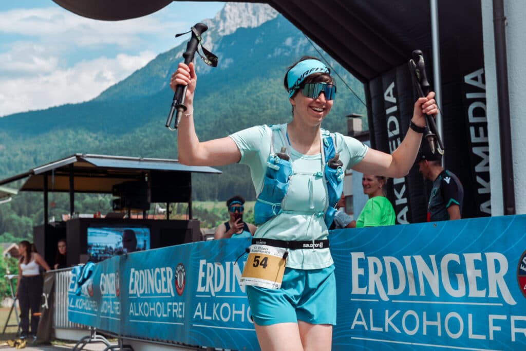 Hannah Kirchhübel überquerte nach 6 Stunden und 58 Minuten als Siegerin des KOASA-Marathon die Zielgerade.
Bildnachweis: Tourismusverband Kufsteinerland