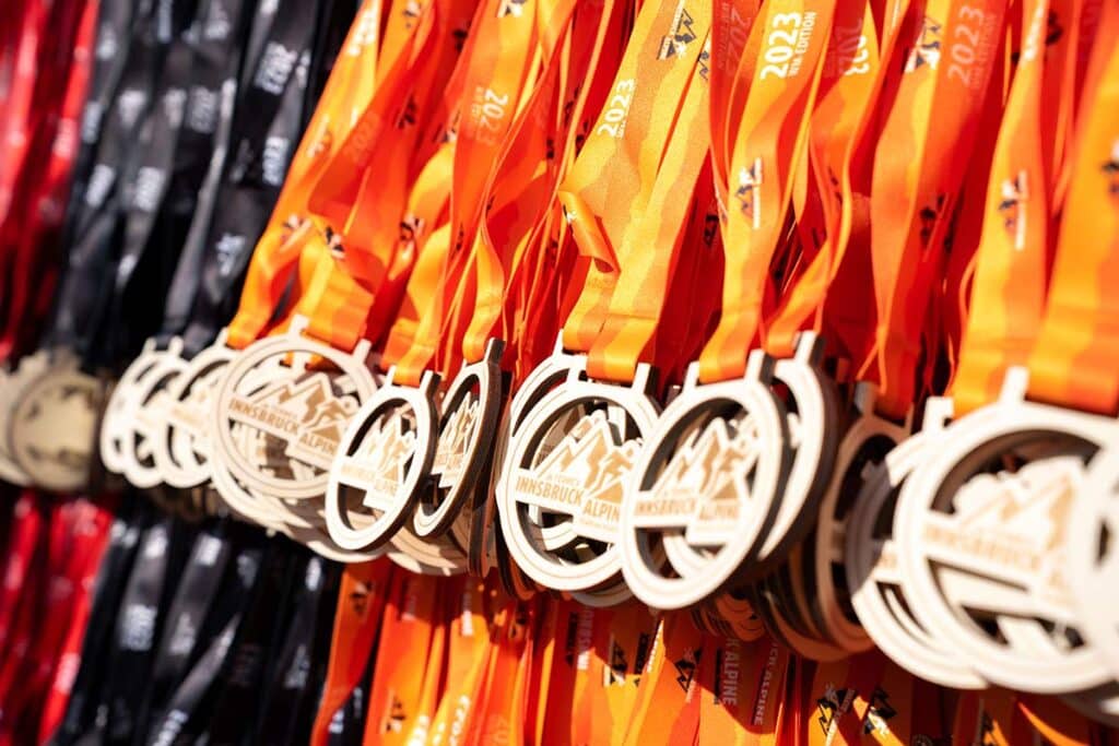 Die Medaillen für die Siegerinnen und Sieger beim 8. adidas TERREX Innsbruck Alpine Trailrun Festival.