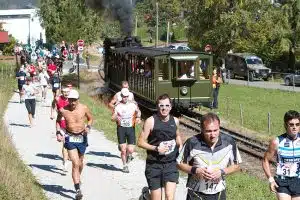Wer ist schneller? Der Läufer oder 'Zacki', die Dampflok?