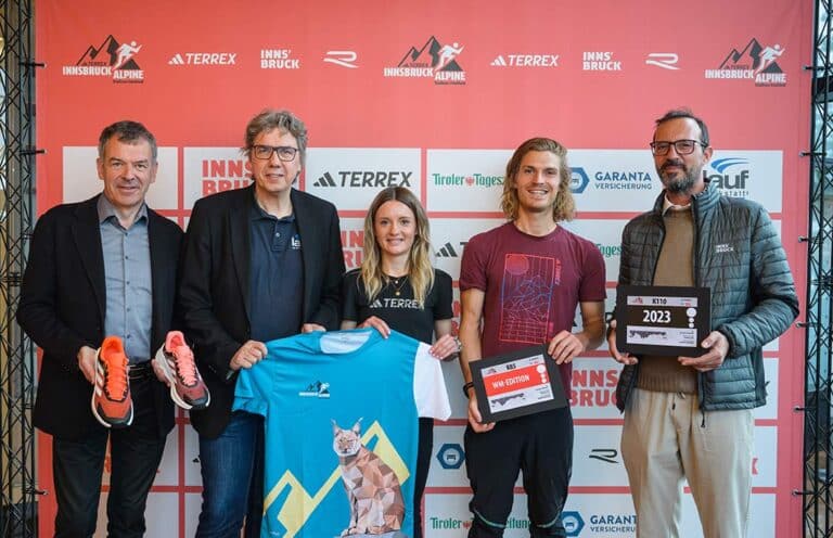 (v.l.) Georg Willi (Bürgermeister der Stadt Innsbruck), Alexander Pittl (Geschäftsführer der Laufwerkstatt und WM-Organisator), Dioni Gorla (adidas TERREX Athletin), Marcel Höche (adidas TERREX Athlet) und Peter Paul Mölk (Obmann von Innsbruck Tourismus). Copyright: © Laufwerkstatt / Oss