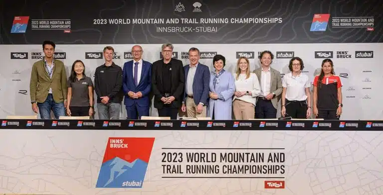 (v.l.) Alessio Punzi (Head of Running, Competitions & Events Department, der World Athletics), Janet Ng (ITRA-Präsidentin), Florian Reichert (Deutschland, WM-Teilnehmer), Anton Mattle (Landeshauptmann von Tirol), Alexander Pittl (OK-Chef der WMTRC 2023), Georg Willi (Bürgermeister der Stadt Innsbruck), Karin Seiler (Geschäftsführerin Tirol Werbung), Barbara Plattner (Geschäftsführerin von Innsbruck Tourismus), Roland Volderauer (Geschäftsführer Tourismusverband Stubai Tirol), Sarah Rowell (WMRA-Vorstandsmitglied) und Karin Freitag (Österreich, WM-Teilnehmerin)