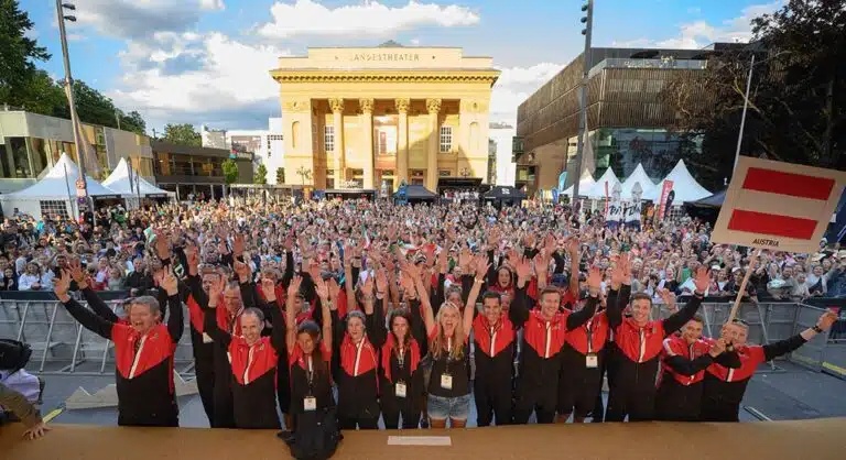 Team Österreich bei der Eröffnungsfeier der Berglauf- und Trailrunning-Weltmeisterschaften 2023 Innsbruck-Stubai. Bildnachweis: WMTRC 2023 / Oss